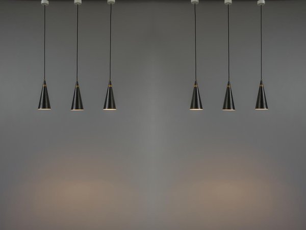 Suspension 215, composée de trois cônes en métal laqué, création de Jacques Biny. Ce modèle au style sobre, maîtrisé et raffiné, léger et fonctionnel aurait pu être dessiné aujourd’hui.