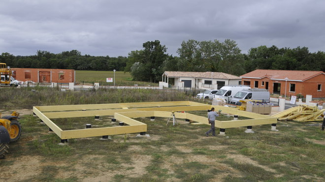 Etape 1 de la la construction d’une maison à ossature bois : pose du plancher technique (www.ami-bois.fr). Etape 1 de la la construction d’une maison à ossature bois : pose du plancher technique (www.ami-bois.fr).