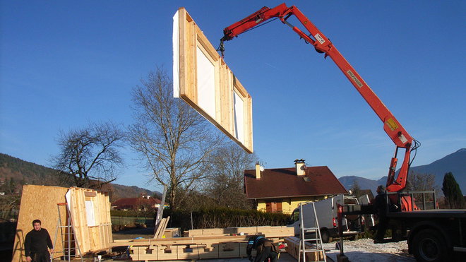 Une maison en bois en kit se révèle d’un coût moins élevé qu’une construction traditionnelle. Seulement 4 à 5 personnes (contre 10 à 12 sont nécessaires sur le chantier. Réalisation Kitmaison Bois (www.kitmaisonbois.com). Une maison en bois en kit se révèle d’un coût moins élevé qu’une construction traditionnelle. Seulement 4 à 5 personnes (contre 10 à 12 sont nécessaires sur le chantier. Réalisation Kitmaison Bois (www.kitmaisonbois.com).