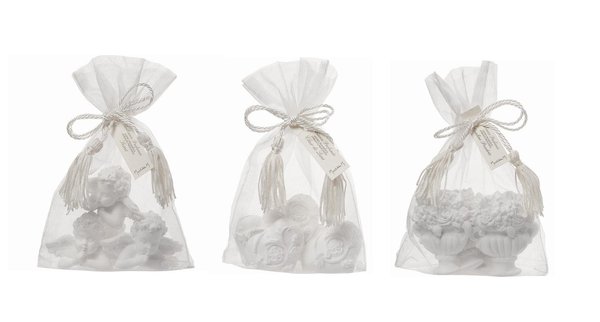 Les délicats sachets d’organza renferment chacun plusieurs sujets en plâtre parfumé aux différentes fragrances : Secret, Clair de Lune, Opaline Poudrée…