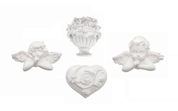 Angelots, cœurs, vasques fleuries… les sujets en plâtre parfumé libèrent une douce fragance élaborée à Grasse par de véritables artisans parfumeurs.