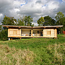 En Normandie, une  habitation minimaliste conçue par les architectes du bureau Arba. Le volume rectangulaire s’ouvre largement grâce aux baies coulissantes en bois de mélèze conçues comme des cloisons japonaises. La simplicité et la rigueur sont de mise pour une ode à la nature.