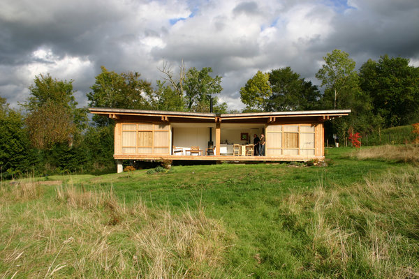 En Normandie, une  habitation minimaliste conçue par les architectes du bureau Arba. Le volume rectangulaire s’ouvre largement grâce aux baies coulissantes en bois de mélèze conçues comme des cloisons japonaises. La simplicité et la rigueur sont de mise pour une ode à la nature.