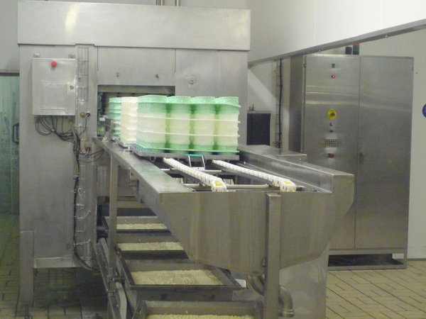 Le chaource ne déroge pas à la règle du moulage ! C’est à ce moment que le fromage prend sa forme, et caille... Le fond du moule comprend des trous, qui permettent un égouttage spontané et naturel.