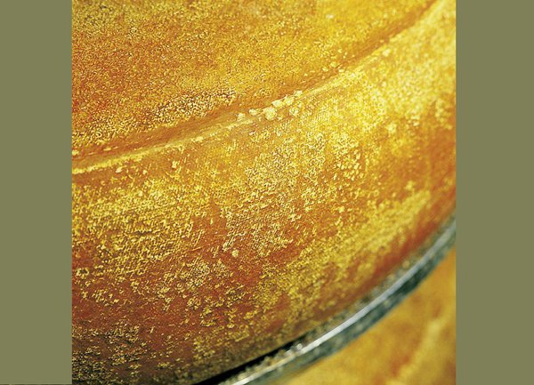 L’Emmentaler AOP suisse est le plus gros fromage de taille commune. En effet, une meule peut peser de 75 kilos à 120 kilos !