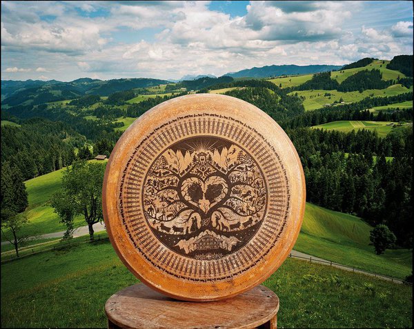 L’Emmentaler AOP suisse révèle ses saveurs au fur et à mesure de son affinage. Gage de qualité, ce fromage plaira au plus grand nombre.