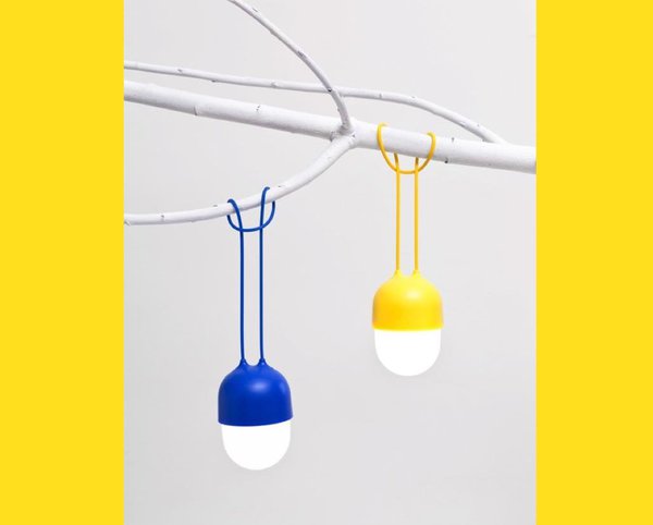 Le principe de la Lampe Cover Nomade est de s’enrouler autour de différents supports tels que les branches d’arbres. Simple d’utilisation, cette lampe est idéale pour un effet déco garanti, ou bien pour vous aider dans vos périples nocturnes.