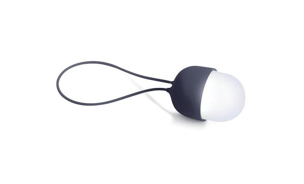 La lampe Cover Nomade est disponible en 5 coloris, allant du noir au jaune, en passant par du bleu, du rouge et du vert. Ces couleurs pétillantes et estivales seront vos alliés de l’été !