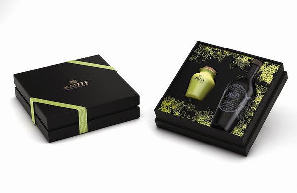 Le coffret en édition limité est à 49 euros. Le duo de produits proposé a été spécialement conçu pour éveiller vos papilles. Ce coffret, élégamment pensé, est à l’image de ce qui s’y trouve à l’intérieur... A vous de découvrir...