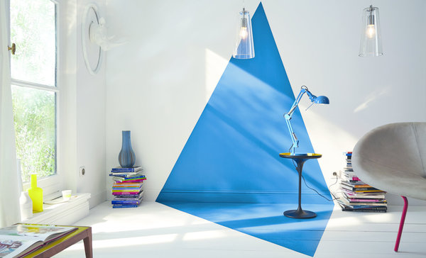 Gamme Colours Collection, teinte Bleu Capri. Côté électrisant, avec une forme originale qui peut vous inspirer pour d’autres idées déco.