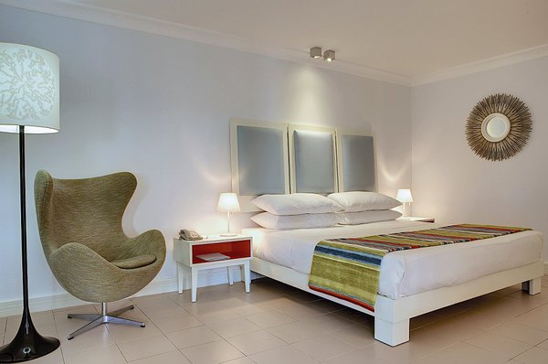 D’un style contemporain, les chambres mauriciennes, nichées dans les jardins exotiques, vous offrent tout le confort nécessaire pour que votre séjour soit synonyme de réussite. Non loin de la plage, les chambres ont toutes une vue sur les jardins.