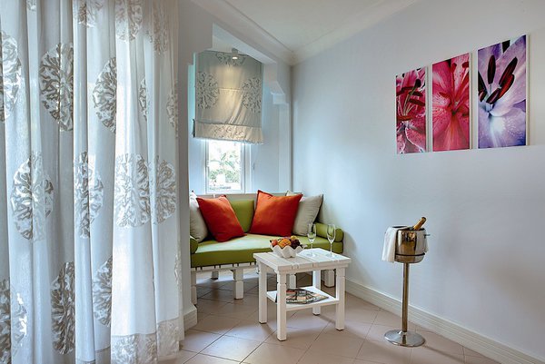 La décoration des chambres mêle simplicité et exotisme avec ses couleurs vives rappelant les couleurs des fleurs exotiques de l’île.