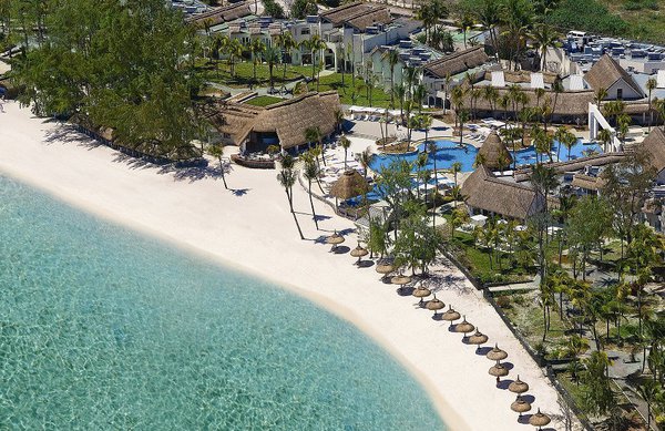 L’hôtel Ambre, vu d’en haut, afin de pouvoir se rendre compte de la superficie du complexe hôtelier. Celui-ci borde sur plus de 700 mètres, la page de sable blanc...