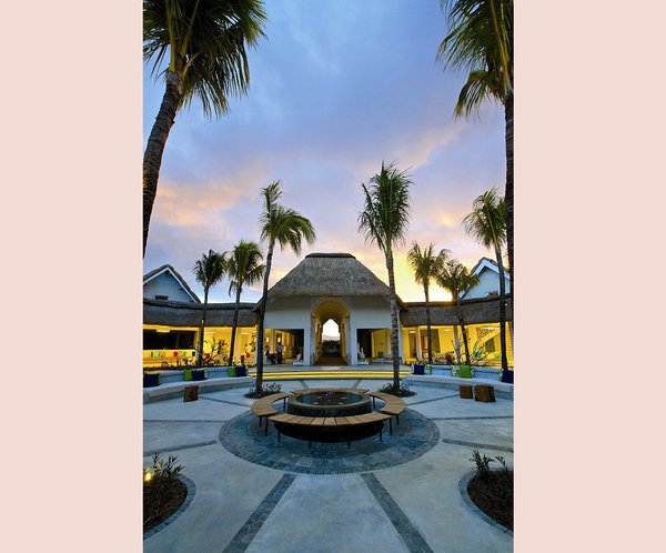 L’entrée de l’hôtel donne le ton. Spacieuse et moderne, celle-ci dévoile la décoration mauricienne traditionnelle.