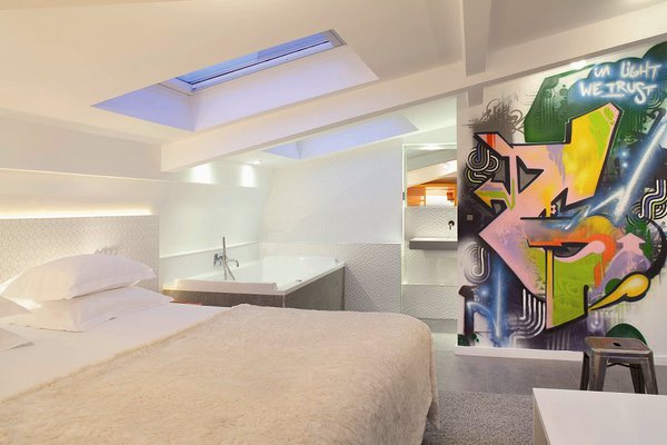 La chambre Street Art offre un esprit loft avec le graffiti géant. Entre simplicité, sobriété et modernité, la chambre concilie à la perfection son charme naturel au motif plus original du mur.