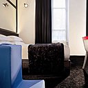 La chambre De Stijl, référence au mouvement artistique néerlandais éponyme,  mêle coloris électriques et formes géométriques avec grâce. Toujours en honneur à l’art, la chambre propose des textures, des jeux de couleurs et de lumières originaux.