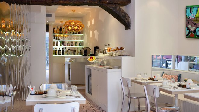 A travers un buffet gourmand sucré et salé, dégustez votre petit-déjeuner dans une salle conviviale et intimiste aux tons clairs mélangeant les matériaux : bois brut, inox, cuir... A travers un buffet gourmand sucré et salé, dégustez votre petit-déjeuner dans une salle conviviale et intimiste aux tons clairs mélangeant les matériaux : bois brut, inox, cuir...