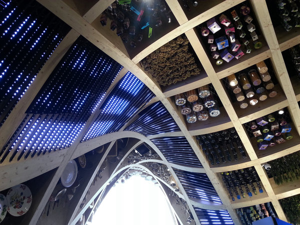 La trame orthogonale est découpée selon des formes libres qui génèrent un effet de voûte. Outre sa plastique remarquable, cette canopée met en valeur les innovations françaises en matière d’architecture avec des systèmes de fixation invisible (brevet Résix®).