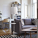 La maison partout connectée. Quel que soit l’endroit où l’on se situe dans la maison, les produits sont adaptables dans toutes les pièces. Ikea, gamme de meubles et accessoires avec chargeur sans fil intégré.