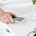 Connectée dans la chambre. Aujourd’hui les smartphones font partie intégrante de la vie quotidienne; leur chargement se fait à la maison ou au bureau avec des produits compatibles avec les smartphones dotés de la technologie QI. Pour les autres modèles, Ikea propose une coque adaptable pour les iPhones 4, 5 et 6 et une autre pour les Samsung Galaxy S4 et S5. Chevet Selje, chargeur intégré, 59,90 €, Ikea.