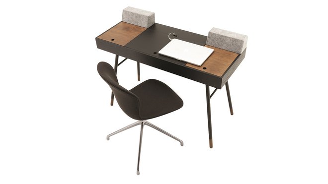 Connectée dans la pièce à vivre. Les usages changent et les nouvelles technologies favorisent le travail chez soi. Fini le désordre des câbles le bureau double fonction cache des enceintes Bluetooth intégrées et des rangements pour câbles. Bureau Cupertino, L.115 x P. 48 x H. 74 cm, 649 €, hauts parleurs 239 € la paire, Bo Concept.