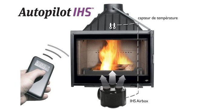 La maison connectée au salon. Premier système de régulation automatique par télécommande pour foyer et poêle à bois compatible chauffage principal RT 2012, l’Autopilot IHS pilote intelligemment l’admission d’air et sa distribution grâce à la régulation électronique de 3 prises d’air, d’où une combustion maximale, favorable à l’environnement et économique en bois. L’Autopilot IHS dicte sur la télécommande, l’allumage, le réglage de la température et le chargement du bois. Option IHS, 650 €, Seguin Duteriez
