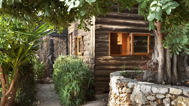 C’est une baraque avec bardage en pin « sur un bout de rocher battu par les flots », baptisée par Eileen Gray  « hutte en bois ». Le Cabanon de Le Corbusier.