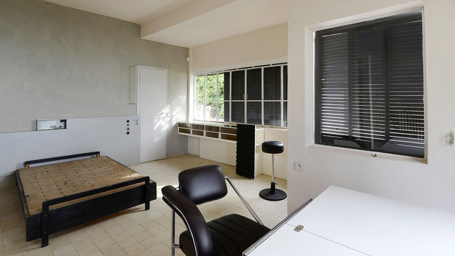 La maison  intègre le mobilier dans l’espace et exprime une fusion entre les aspirations individuelles et collectives, miroir de l’identité profonde de la nature humaine. Villa E-1027 – La chambre principale.