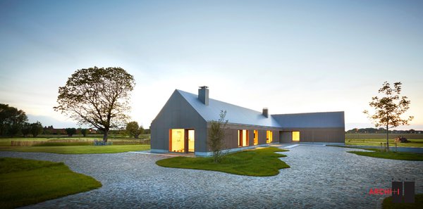 Adaptée à un grand terrain plat et un environnement urbain, cette maison familiale en L, de plain pied, destinée à une famille de 3 enfants offre une surface habitable de 400 m². Simple et contemporaine, elle revisite l’archétype de la ferme. Réalisation BURO II &amp;amp;amp;amp;amp;amp;amp;amp;amp; ARCHI + I (www.b2ai.com).