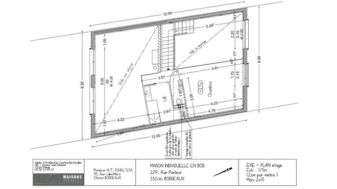 Plan de l’étage de la maison avec deux chambres, dont l’une sur mezzanine est ouverte. L’escalier en béton permet l’accès à l’étage supérieur et à la bibliothèque.  Réalisation Maisons Durables (www.maisons-durables.com).