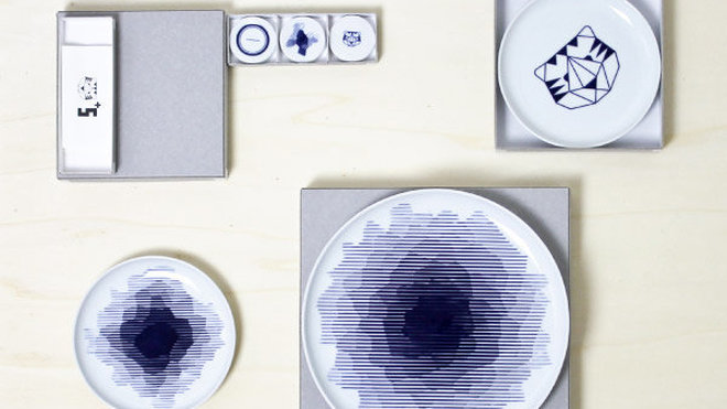 Les éléments de la gamme sont fabriqués par Kihara à Arita, berceau historique de la porcelaine japonaise où elle fut introduite il y a plus de 400 ans, suivant une technique de peinture à l’émail bleu cobalt traditionnelle.