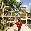 Suspensions climatiques, une création française de Swan Cazaux, plasticien, et Claire Dematos, architecte, rappelle les jardins suspendus de Babylone.