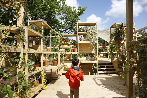 Suspensions climatiques, une création française de Swan Cazaux, plasticien, et Claire Dematos, architecte, rappelle les jardins suspendus de Babylone.