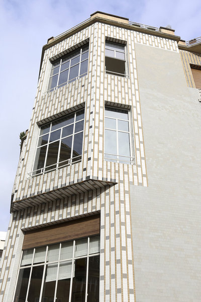 Le calepinage de la faïence sur la façade, réalisée par l’entreprise boulonnaise Gentil et Bourdet, renforce le jeu de ses volumes.