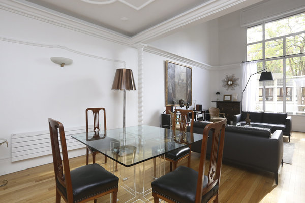 Eclairé par une grande baie vitrée, avec une exposition sud-est, la pièce à vivre offre une salle à manger ouverte.