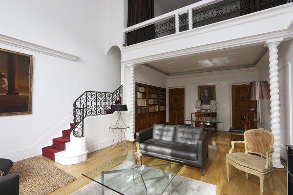 On accède à la chambre sur mezzanine et au second niveau par un escalier latéral.