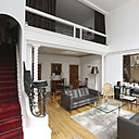 La ferronnerie du garde-corps de la mezzanine et de la rampe reflète le style des années 1930. La ferronnerie du garde-corps de la mezzanine et de la rampe reflète le style des années 1930.