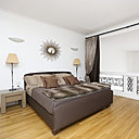 Sur la mezzanine, la chambre profite de la lumière diffusée par la baie vitrée pratiquée sur les deux niveaux de l’appartement. Sur la mezzanine, la chambre profite de la lumière diffusée par la baie vitrée pratiquée sur les deux niveaux de l’appartement.