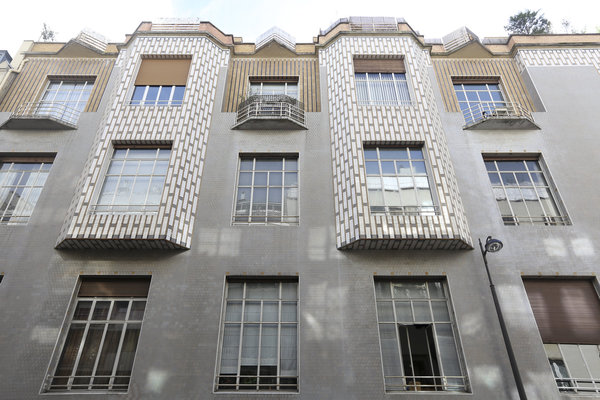 La couleur structure la façade en soulignant ses saillies et ses retraits : gris pour les surfaces planes, marron pour les retraits et multicolore pour les parties saillantes.