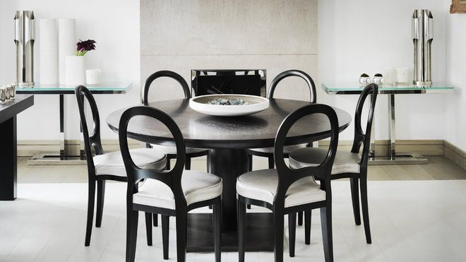 Dans la salle à manger, la table Promemoria est entourée de chaises également Promemoria, recouvertes d’un tissu de Sahco. Contre le mur, tables symétriques, Decorus Furniture. Lampe de table, Charles Paris. Vases blancs et bougies, Kelly Hoppen. Dans la salle à manger, la table Promemoria est entourée de chaises également Promemoria, recouvertes d’un tissu de Sahco. Contre le mur, tables symétriques, Decorus Furniture. Lampe de table, Charles Paris. Vases blancs et bougies, Kelly Hoppen.