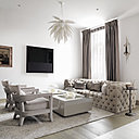 Le salon est personnalisé par deux tables basses créées par Kelly Hoppen. Fauteuils Promemoria, houssés d’un velours édité par Abbott and Boyd. Coussins, créés by Doreen Scott et recouverts de tissus édités par fabric Bruno Triplet, Abbot and Boyd et Sacho. Tapis, Stepevi.