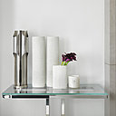 Tables symétriques, Decorus Furniture. Lampe de table, Charles Paris. Vases blancs et bougies, Kelly Hoppen.
