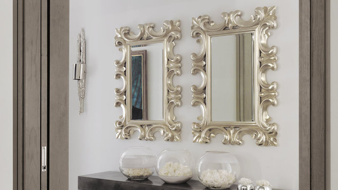 Dans l’entrée deux miroirs jouent l’effet de symétrie au dessus d’une console. Miroirs, Christopher Guy. Console, « Longbeam » by McCollin Bryan. Applique lumineuse, Cinabre. Bougies et vases, Kelly Hoppen. Dans l’entrée deux miroirs jouent l’effet de symétrie au dessus d’une console. Miroirs, Christopher Guy. Console, « Longbeam » by McCollin Bryan. Applique lumineuse, Cinabre. Bougies et vases, Kelly Hoppen.