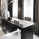 Le bureau est parfaitement intégré à la pièce de vie principale. Sur le bureau, en wengé, lampe signée Ralph Lauren. Chaise, Promemoria, houssé d’un tissu édité par Edelman.