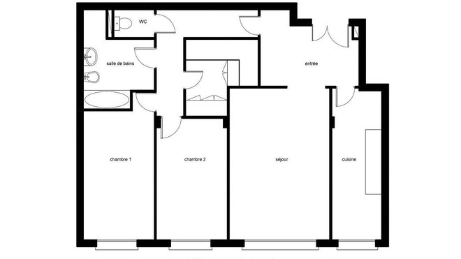 Plan avant : une entrée démesurée et trop d’espace destiné à la circulation. Une zone de rangement centralisée qui prend trop de place et n’est pas très pratique. Un séjour trop petit et une seule salle de bains pour 4 personnes.