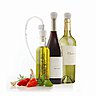 Afin de conserver la fraîcheur des liquides, tels que le vin, les huiles et vinaigres, les bouchons répondent au même principe que les boîtes alimentaires FoodSaver. Reliés à la machine grâce à un tuyau, il ne suffit que d’appuyer sur un bouton, pour en aspirer l’air.