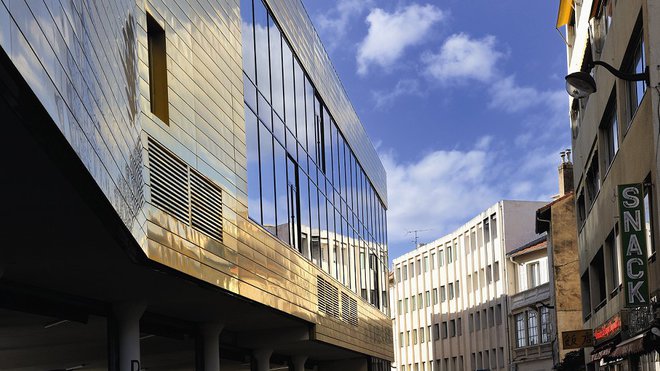 Elément décoratif par sa brillance et sa couleur dorée, le cuivre est l’un des meilleurs conducteurs thermique et électrique parmi les matériaux utilisés pour les infrastructures.