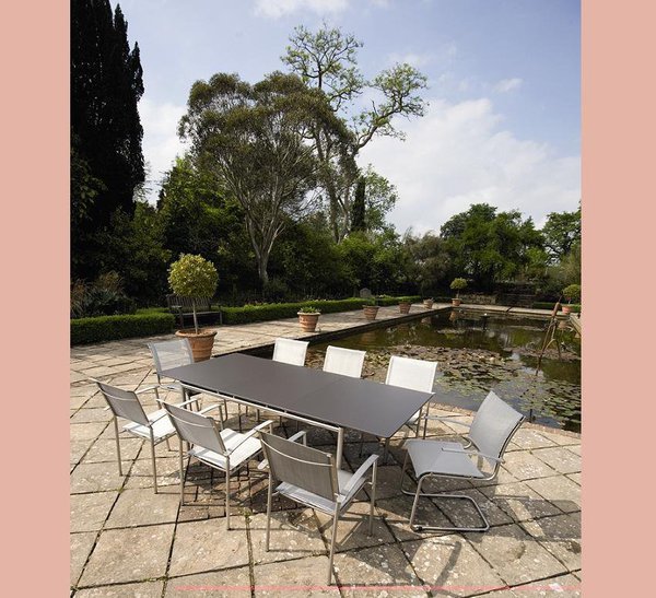 L’ensemble table et fauteuils Avant, issu de la collection Contemporaine 2012 d’Alexander Rose est intemporel et très élégant, avec sa structure en inox brossé, et son plateau de la table en résine stratifiée compacte couleur taupe (existe aussi en blanc et gris anthracite). Les fauteuils en inox complètent l’ensemble.