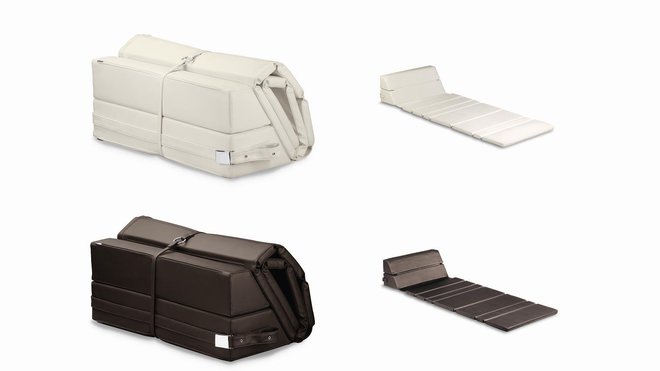 Découvrez le Tatami imaginé par la designer Annette Hinterwirth pour Dedon. Un matelas pliable léger en simili cuir, qui peut être transporté à la plage, ou installé sur une chaise longue.