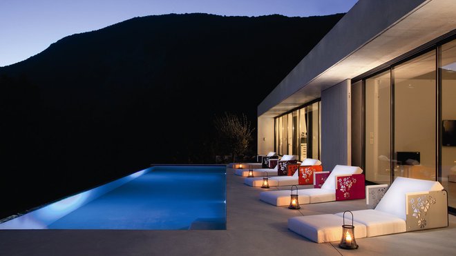 Bain de soleil, fauteuil, pouf ou table basse, le Kube, dessiné par Emmanuelle Legavre pour Ego Paris, est un fauteuil multifonctions. Sa structure en aluminium laqué, disponible en 21 coloris, et ses accoudoirs en teck ou en Corian blanc selon vos goûts, le rendent très élégant.